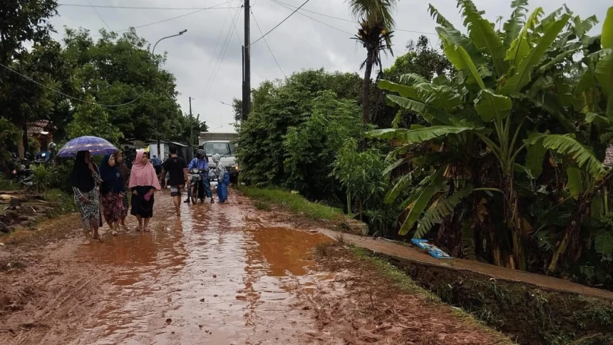 Banjir Bandang Terjang Pekalongan, Puluhan Rumah Rusak Akibat Embung Buatan Pabrik Jebol