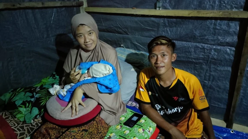 Warga Terdampak Gempa Bawean Melahirkan di Huntara, LAZISNU Serahkan Bantuan Peralatan Bayi