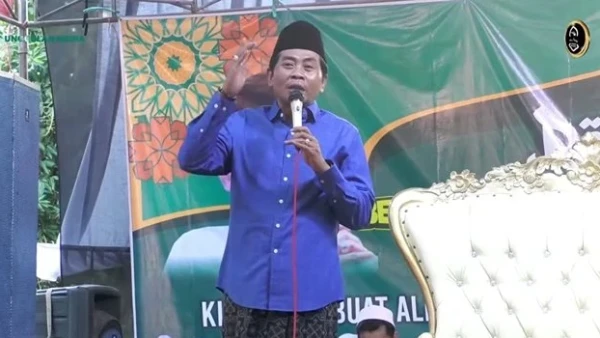 KH Anwar Zahid Ungkap Keuntungan Kirim Doa kepada Ahli Kubur