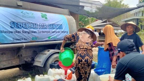 Dampak Kemarau Panjang, LAZISNU Bangkalan Salurkan 2 Truk Tangki Air Bersih ke Warga