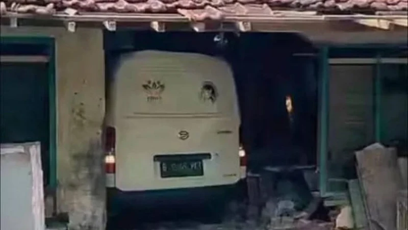 Di Pati, Mobil Pengantar MBG Tabrak Rumah Warga