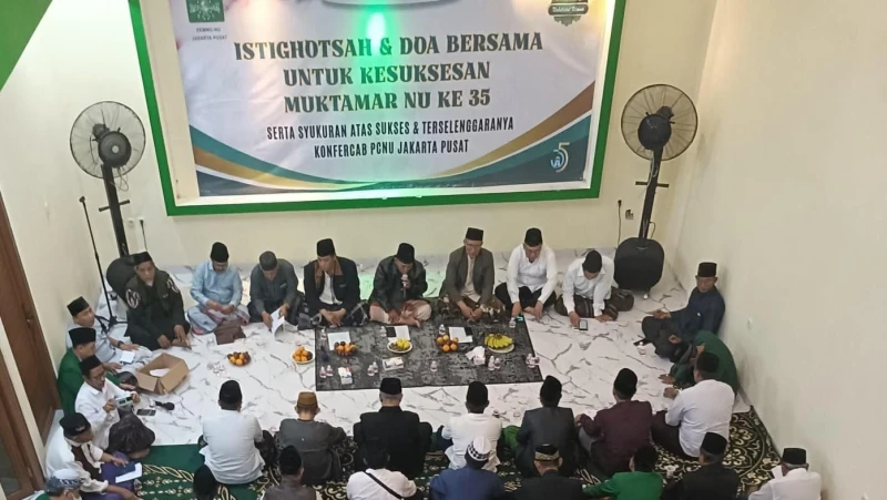 Warga NU Jakarta Pusat Gelar Istighotsah untuk Kesuksesan Muktamar Ke-35 NU di Tambakberas