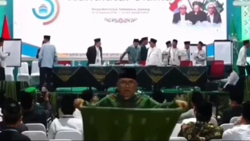 Bikin Salah Fokus, Peserta Muktamar Tak Sengaja Tutorial Pakai Sarung Saat Proses Perhitungan Suara