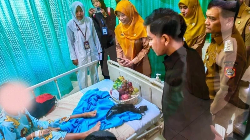 Wapres Gibran Minta Maaf Saat Jenguk Korban Dugaan Keracunan MBG di Batang