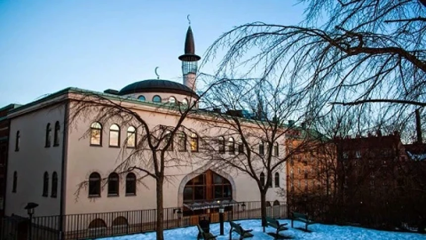 Masjid di Swedia Jadi Sasaran Islamofobia, Al-Qur’an Dirusak dan Dirantai