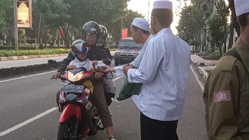 Pac Ipnu Ippnu Cakung Berbagi Takjil Untuk Pengguna Jalan