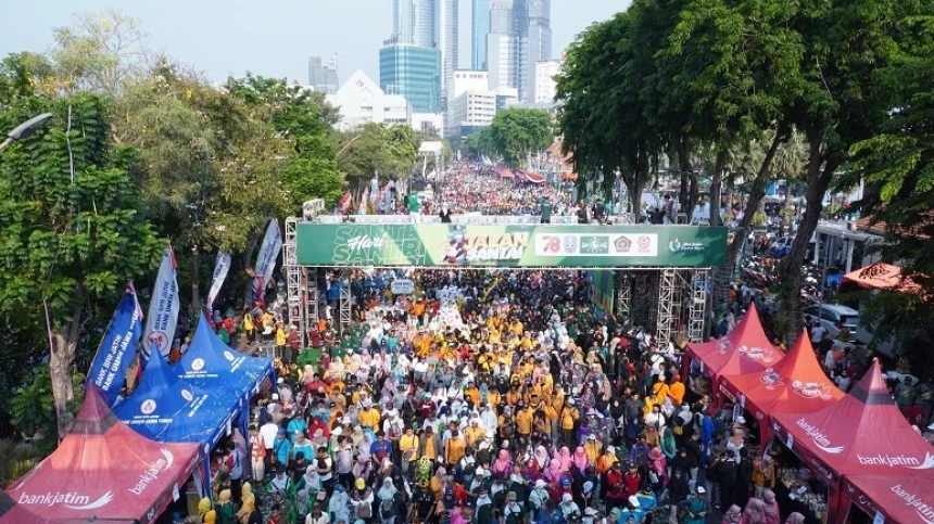 Kemeriahan Jalan Sehat Hari Santri 2023, Warga Padati Jalanan Surabaya
