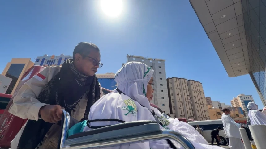 PPIH Arab Saudi Dampingi Lansia Sejak di Bandara Jeddah