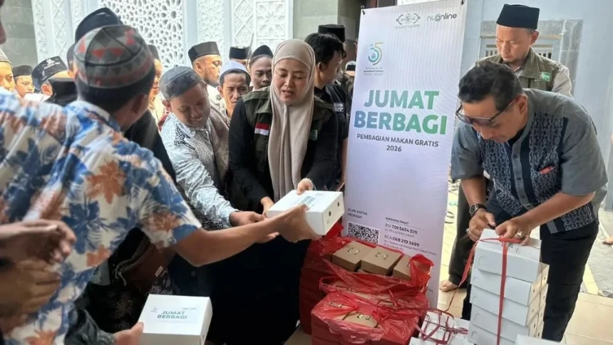 Jumat Berbagi di Muktamar Ke-35 NU, NU Online dan LAZISNU Salurkan 1.000 Paket Makan Siang