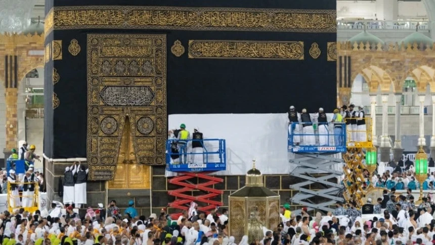 Proses Pengangkatan Kiswah Ka’bah Jelang Ibadah Haji 2022