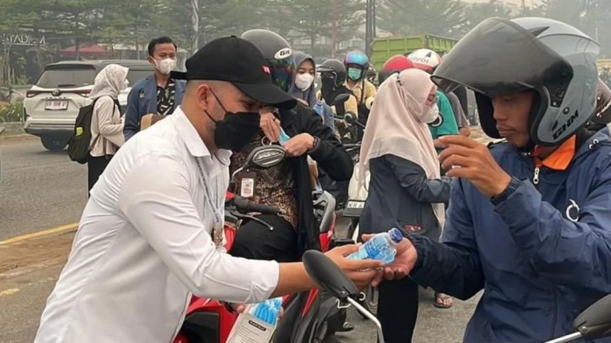 LAZISNU dan Pelajar NU Pontianak Kalbar Bagikan Ribuan Masker dan Air Mineral