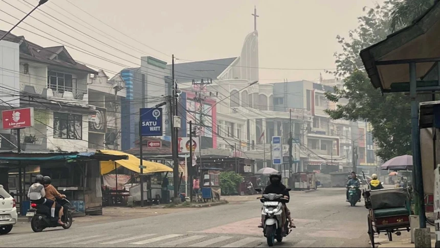 Masih Dikepung Asap Karhutla, NU Care-LAZISNU Pontianak Bagikan Ribuan Masker