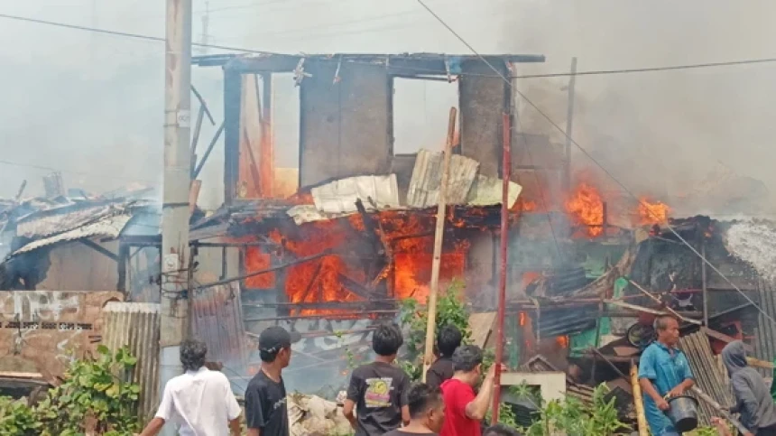 15 Rumah Warga Menteng Dilalap Api, Dua Warga Alami Luka Bakar