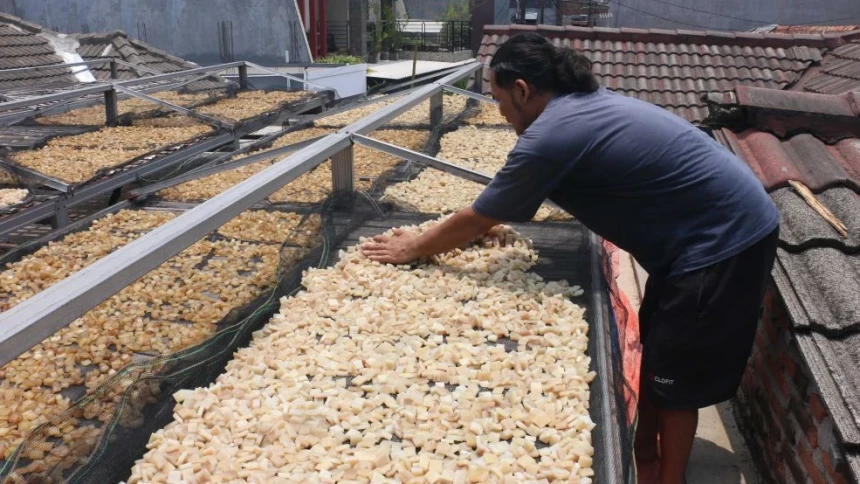 Menjaga Renyahnya Kerupuk Kulit Warisan Keluarga