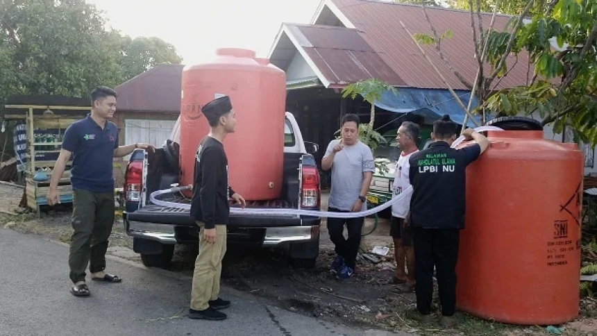 Warga Banjar Kalsel Kekeringan 2 Bulan Lebih, PCNU Salurkan 1.200 Liter Air Bersih