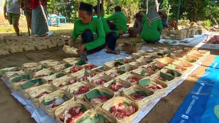 Boleh Bagikan Daging Kurban untuk Non-Muslim dengan Syarat