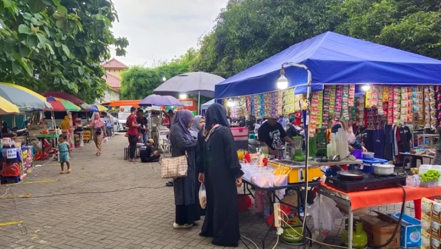 Ikut Bazar, Pedagang Kaki Lima Ramaikan Haul Ke-15 Gus Dur di Ciganjur