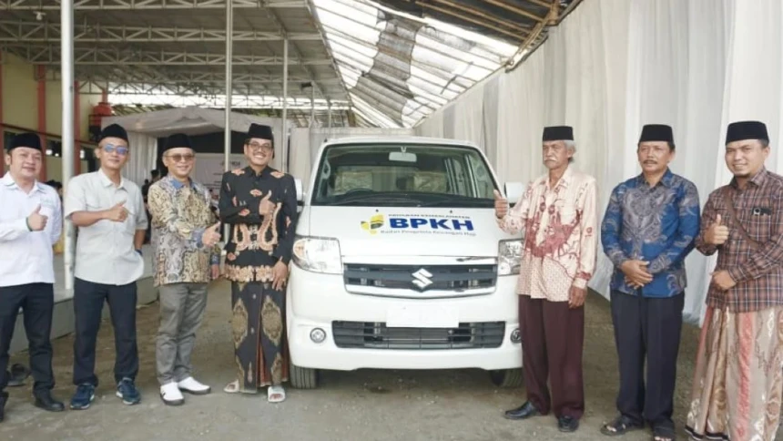 Program Kemaslahatan NU Care-LAZISNU dan BPKH Serahkan Mobil Layanan ke Pesantren An-Nawawi 02 Magelang