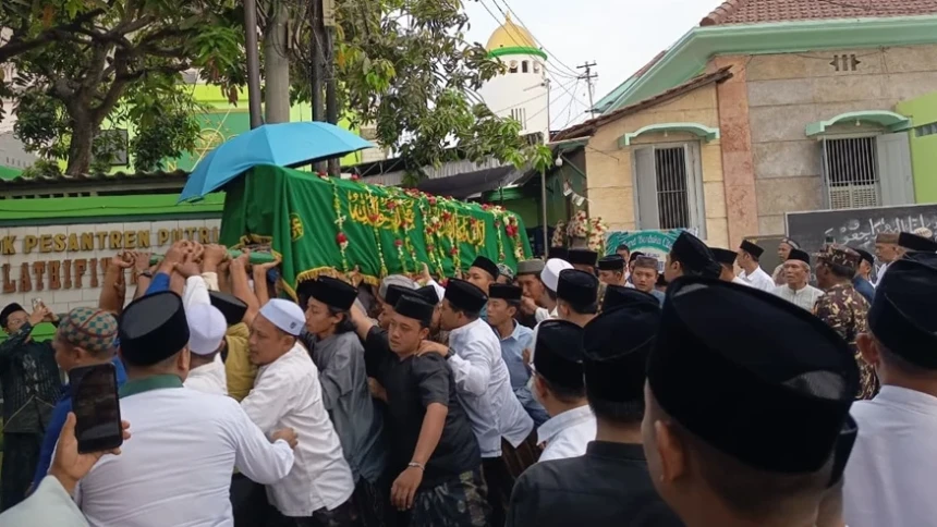 Ribuan Santri Iringi Pemakaman Nyai Hj Machfudhoh Aly Ubaid di Tambakberas