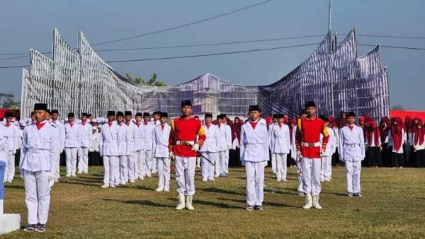 Upacara HUT Ke-79 RI di Pesantren Mahika Sidoarjo Bernuansa Garuda IKN