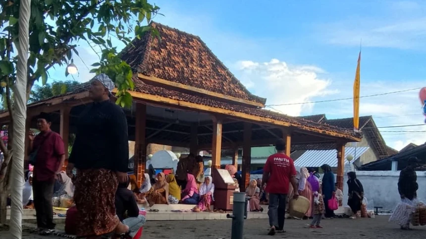 Ribuan Jamaah Padati Makam Sunan Bonang, Gus Qoyyum Jelaskan Jalan Syariat Wali Allah