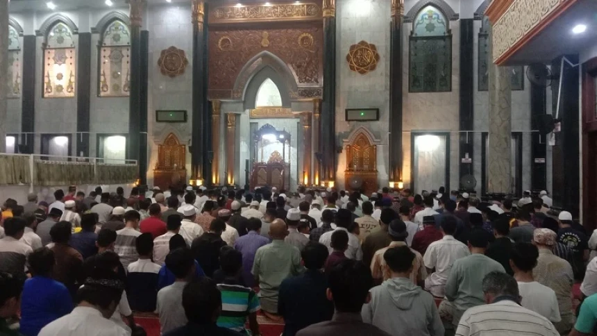 Sensasi Tarawih Pertama di Masjid Agung Jombang, Khatam 1 Juz dan 2 Imam Tarawih