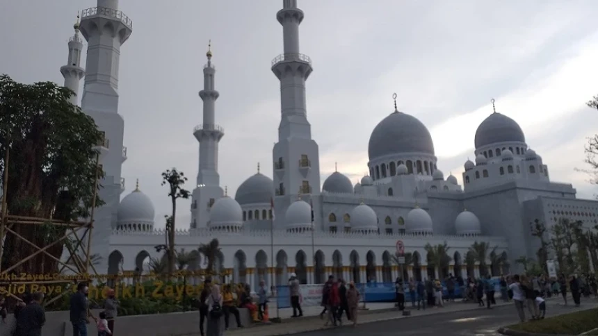 Megahnya Arsitektur Masjid Sheikh Zayed Solo, Khas Timur Tengah