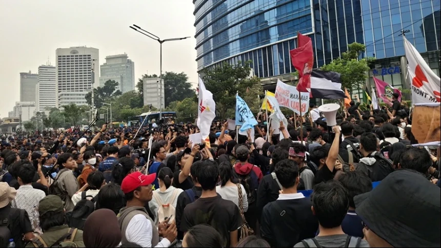 TNI-Polri Halangi Massa Aksi Indonesia Sadar Masuki Area Bunderan HI, Siapkan Gas Air Mata