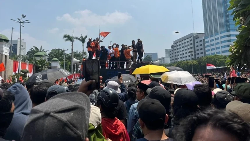 Demo Depan Gedung DPR, Massa Tolak Revisi UU Pilkada