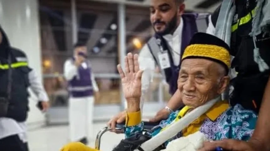 Mbah Harun Jamaah Haji Indonesia Tertua Tiba di Tanah Air dengan Selamat