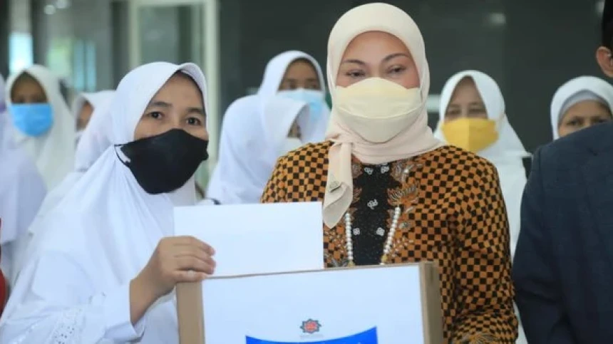 Menaker Salurkan Paket Sembako Ramadhan di Surabaya