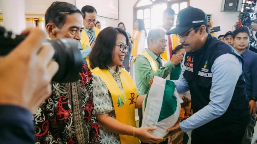 Momen Natal, Mensos Gus Ipul Berbagi Kasih untuk Korban Banjir di Makassar