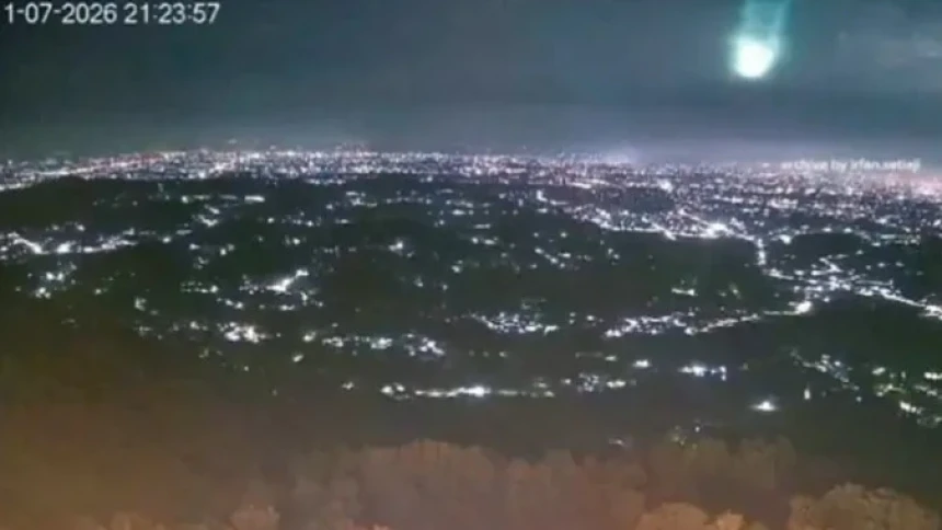 Meteor Besar Lintasi Langit Jawa, BRIN Jelaskan Asal Dentuman yang Terdengar