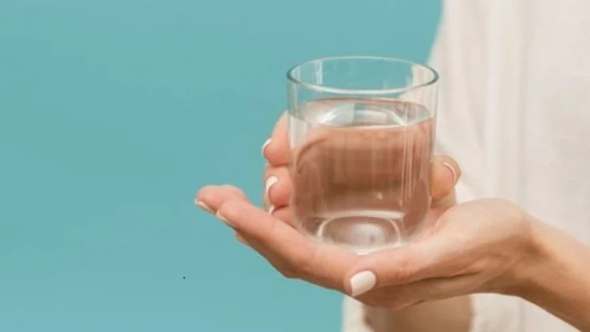 Cegah Dehidrasi, Begini Rumus Minum 8 Gelas Air Putih saat Puasa