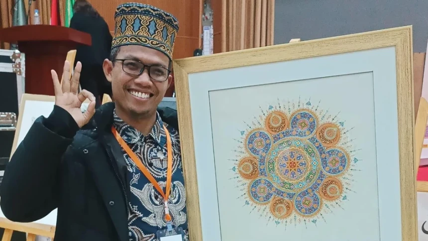 Unik, Kaligrafer Santri Ini Jadikan Batik sebagai Inspirasi Ornamen Kaligrafi