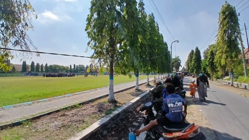 Jelang Pembukaan Muktamar Ke-35 NU, Warga Ramai Saksikan Simulasi Pendaratan Helikopter Wapres Gibran