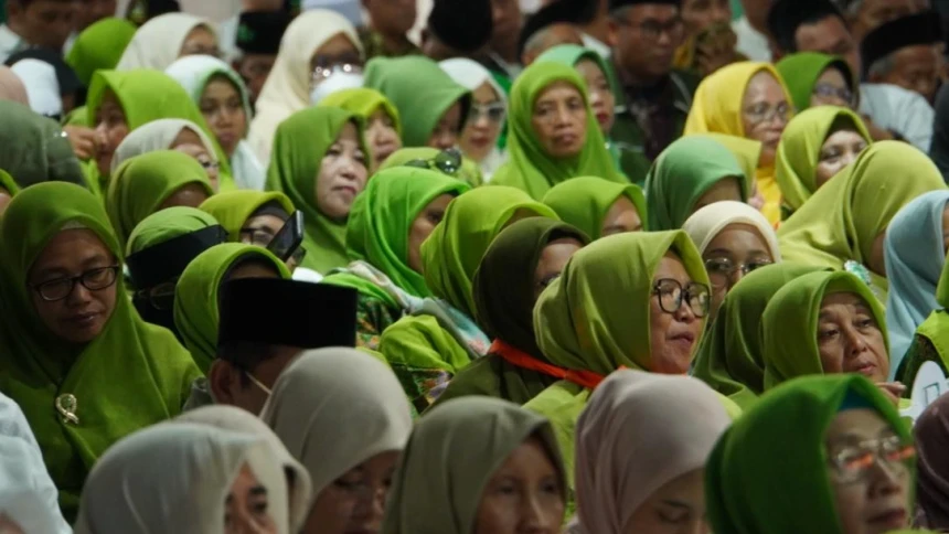 Ribuan Anggota Muslimat dan Fatayat Hijaukan Area Muktamar Ke-35 NU di Jombang