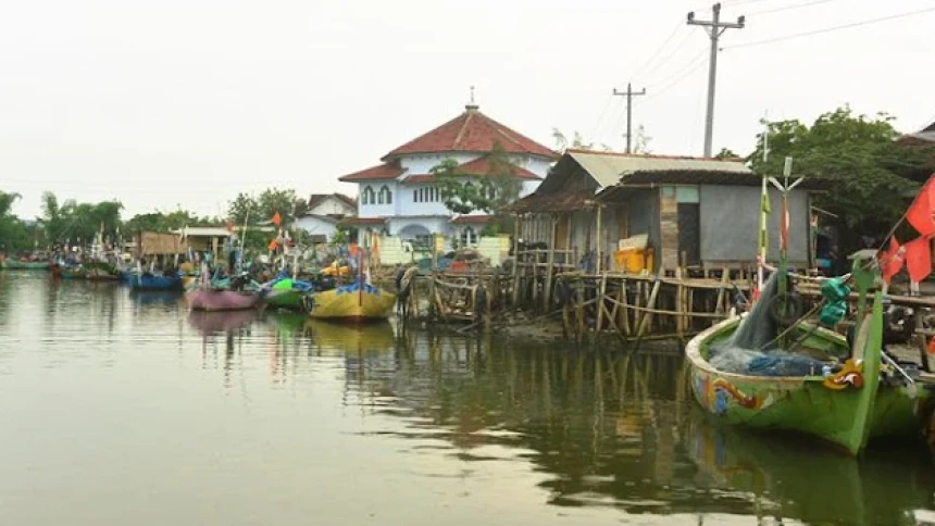 Menanti Solar yang Kian Mahal: Kisah Baim, Nelayan Muda dari Sarang yang Bertahan Hidup di Laut