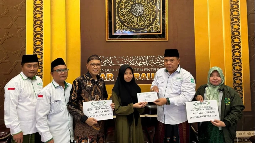 NU Care-LAZISNU Kotawaringin Barat Serahkan Beasiswa Santri Berprestasi