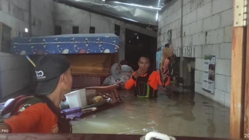 Relawan Tim NU Peduli Masih Berjibaku Bantu Korban Banjir Demak