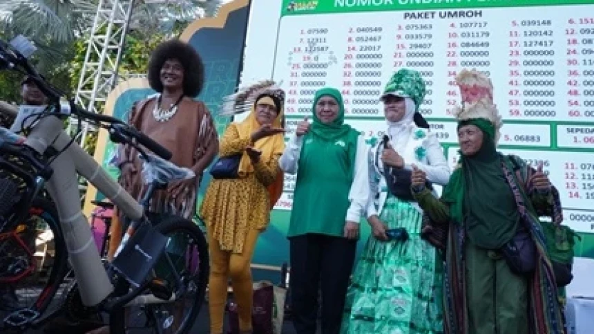 Emak-Emak Pakai Topi Daun Kering di Jalan Sehat Hari Santri Dapat Hadiah Sepeda