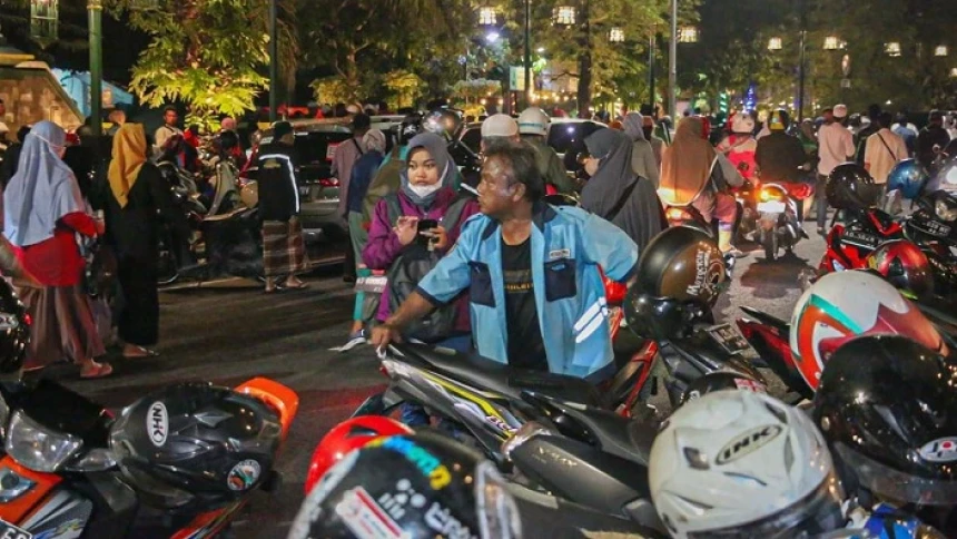 Berkah Melimpah Tukang Parkir saat Acara Shalawat Bareng Habib Syech
