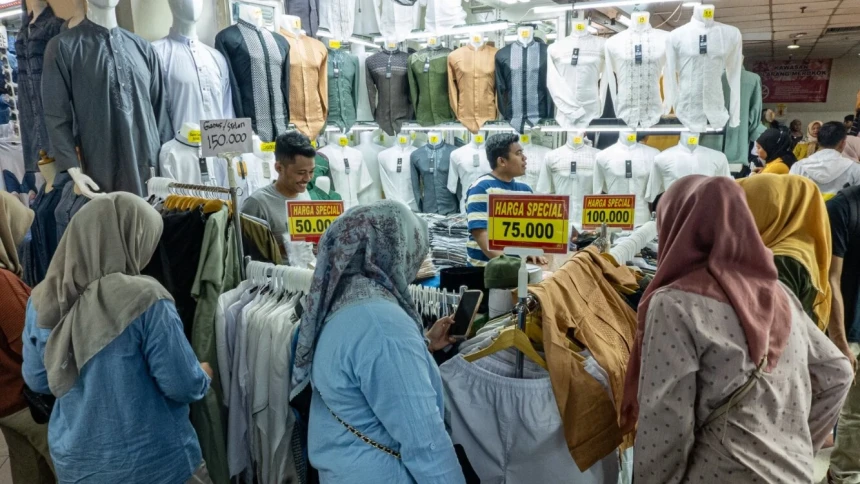 Pasar Tanah Abang Ramai Pengunjung Jelang Lebaran, Kios Busana Muslim Banyak Diburu
