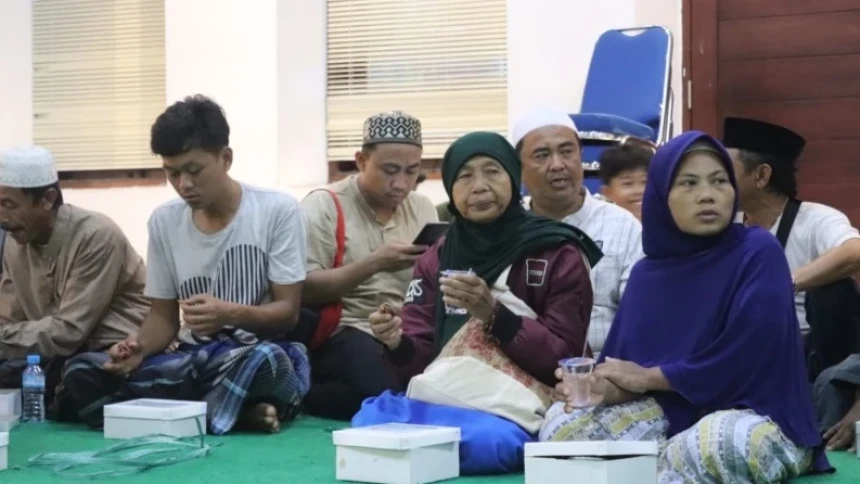 Saat Musafir dan Peziarah Masjid Luar Batang Terima Nasi Kotak Fidyah LAZISNU