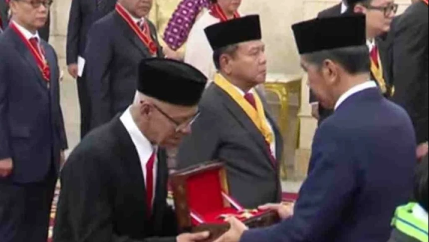 Pencipta Shalawat Badar Terima Bintang Budaya Parama Dharma dari Presiden Jokowi