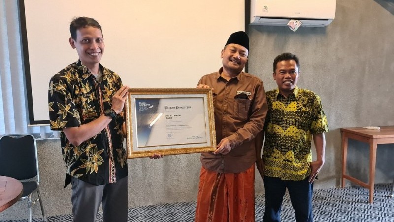 Ketua PCNU Banyuwangi Raih Penghargaan Tokoh Inspiratif dari Grup Jawa Pos