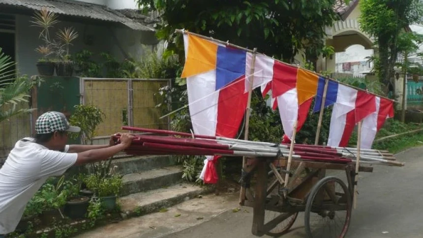 Cerita Penjual Bendera Keliling Mengais Rezeki di Momen HUT RI