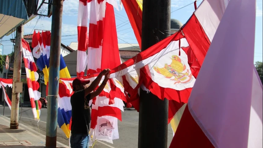 Asa Penjual Bendera Jelang HUT Ke-77 RI, Berharap Lebih Ramai dari Tahun Lalu