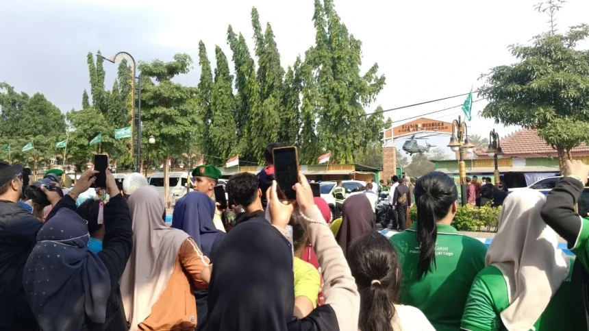 Warga Tunggu Kedatangan Presiden yang Mendarat di Stadion Merdeka