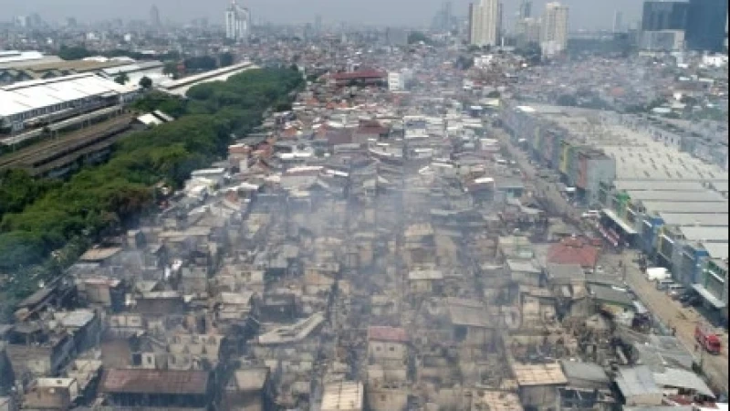 LPBINU Jakarta Salurkan Bantuan di 73 Titik Kebakaran Manggarai